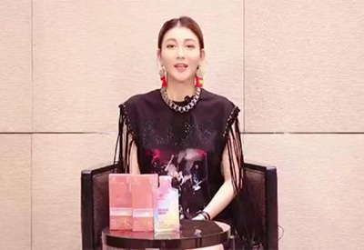 李彩桦翻包视频